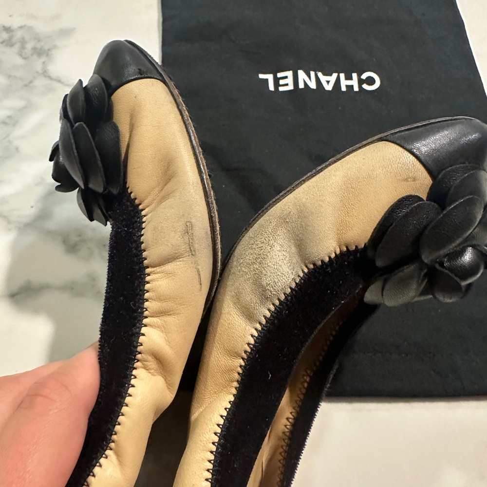 CHANEL Black and Tan Flats with Elegant flower - Picture 4 of 5